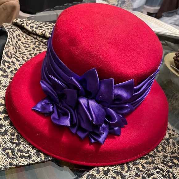 Women’s red hat with purple ribbon/rosette - Picture 1 of 1